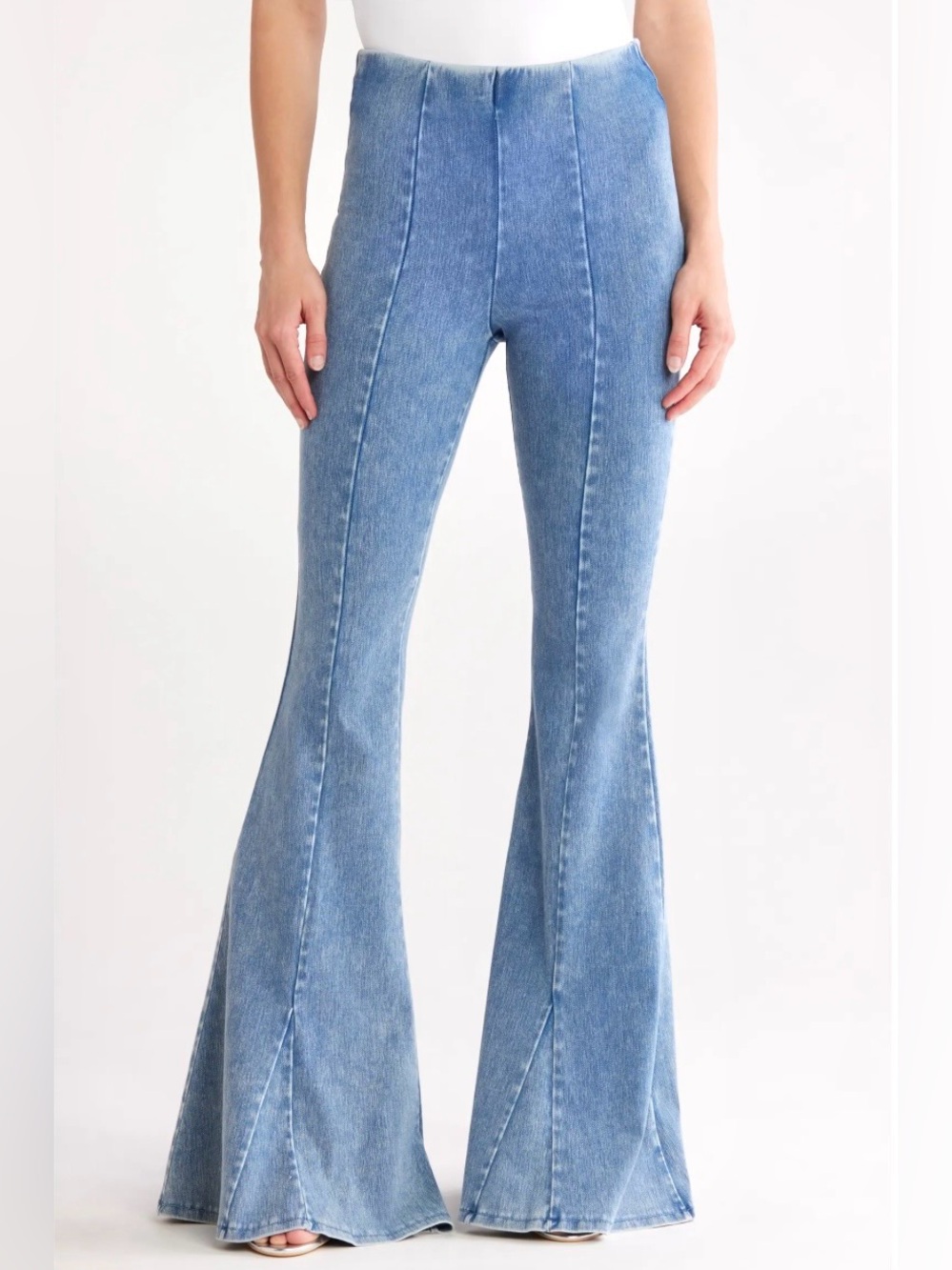Good American Soft Sculpt Pull-On Extreme Flare Light Blue  Jeans Size L